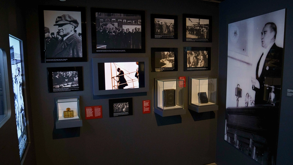 Atatürk’ün Kişisel Eşyaları NFT Olarak Sergileniyor