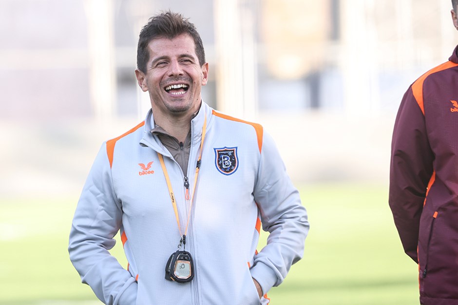 Emre Belözoğlu Başakşehir İle Uzatıyor