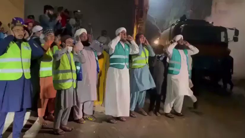 Pakistan'da Yanan Binayı Ezan Okuyarak Söndürmeye Çalıştılar