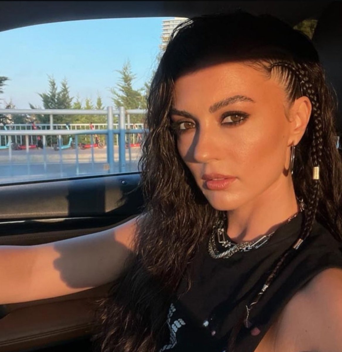 İnanılmaz Göğüs Frikiği Verdi. Burcu Özberk'in Yeni Tarzı..