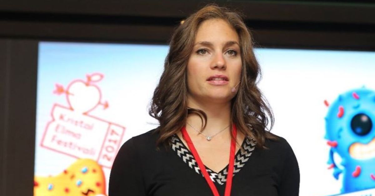 Nevşin Mengü Kimdir?