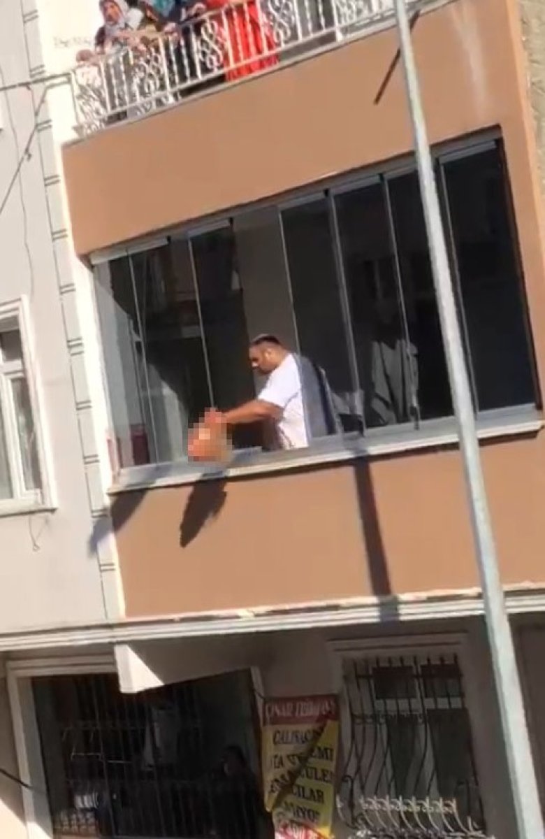 İstanbul’da Vahşet: Annesini Öldürüp, Kafasını Sokağa Attı