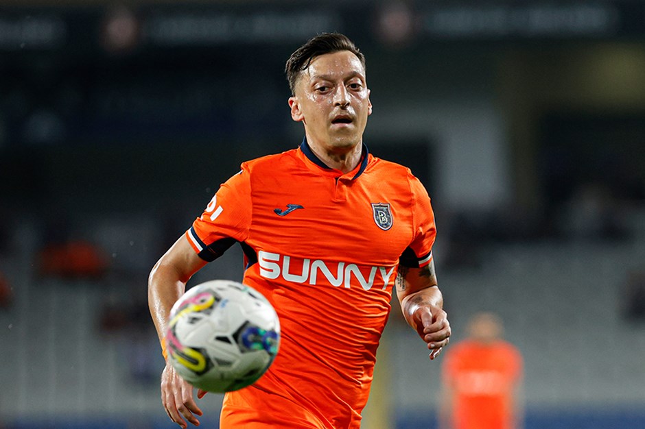 Mesut Özil Futbolu Bırakıyor