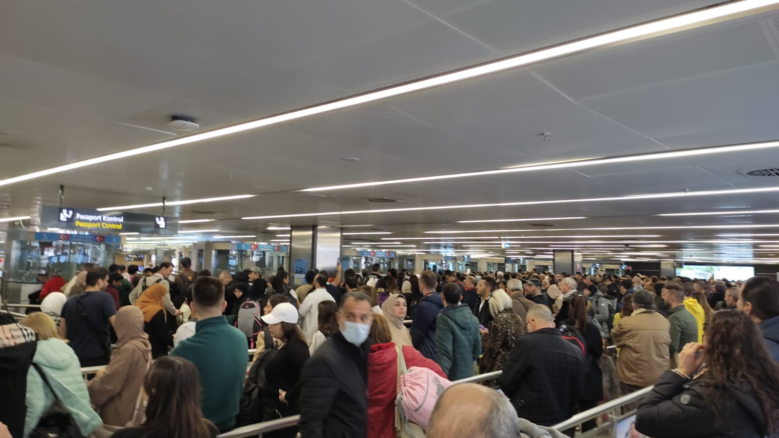 Sabiha Gökçen'de Sistem Gitti, Uzun Kuyruklar Oluştu!