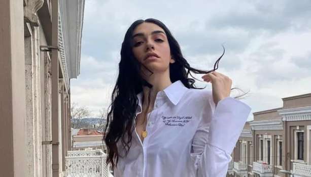 Hazar Ergüçlü Aşk Pozu Verdi