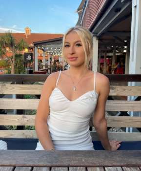 İşçilere Göğüslerini Gösterdi