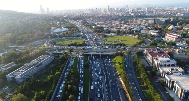 İstanbul Okul Dönüşünde 3 Kilometrelik Trafik!