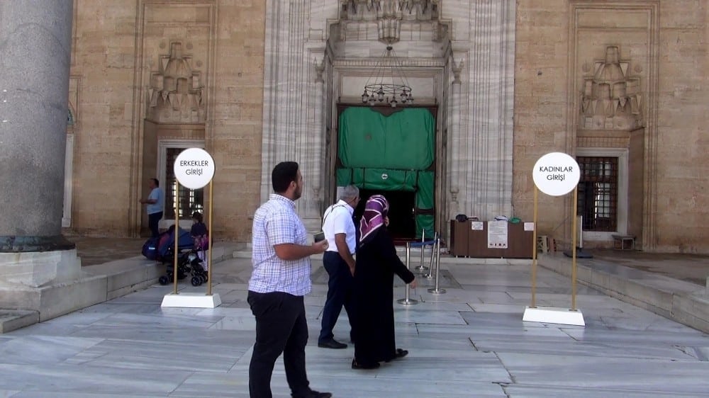 Selimiye Camisi'nde Kadın-Erkek Giriş Kısmı Ayrıldı!