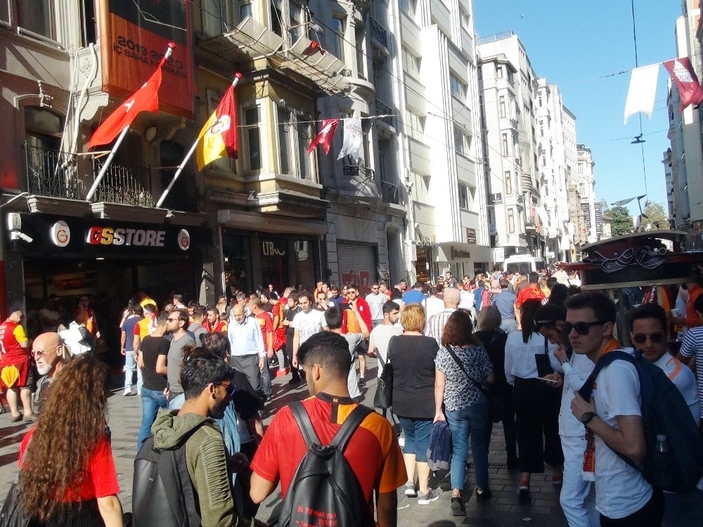 Galatasaray Taraftarından Polise Moral Tezahüratı!