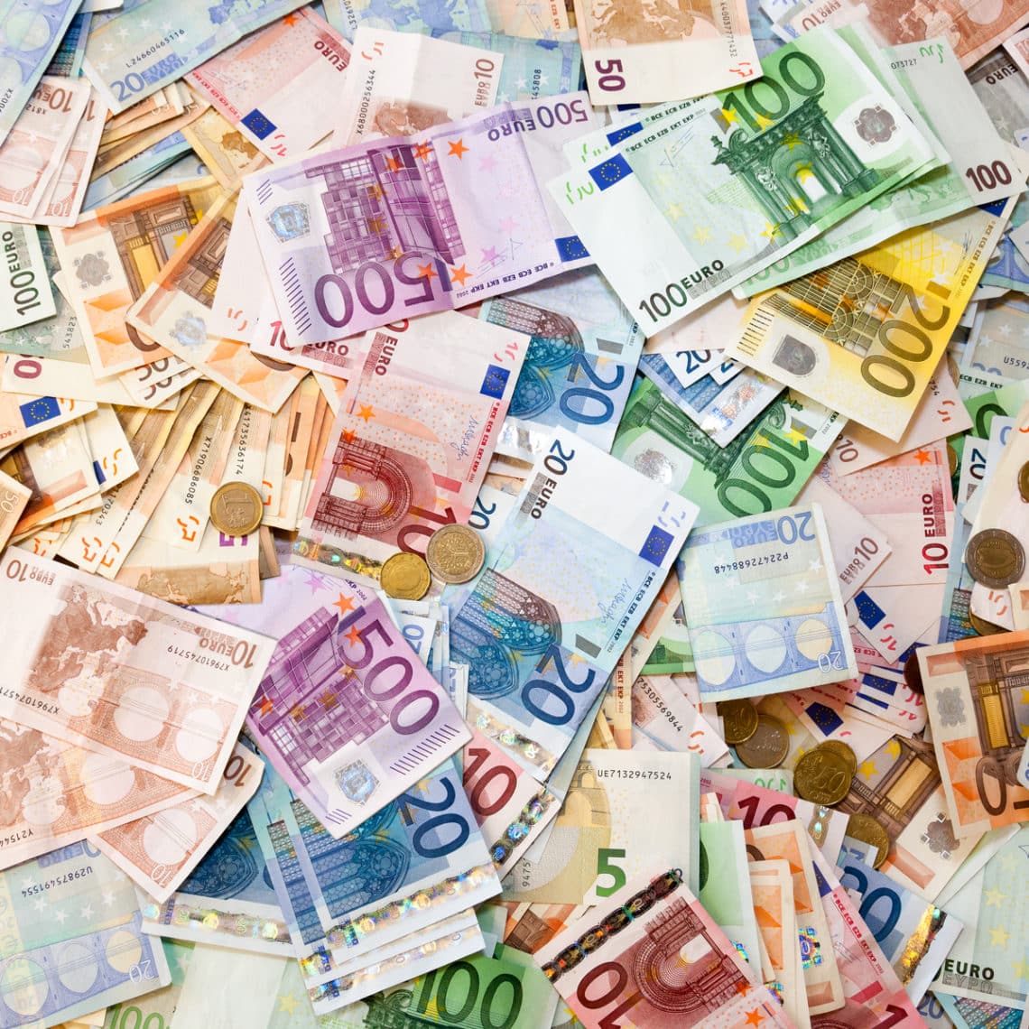 Euro ve Sterlin, kısmen toparlanan risk iştahından destek buldu.