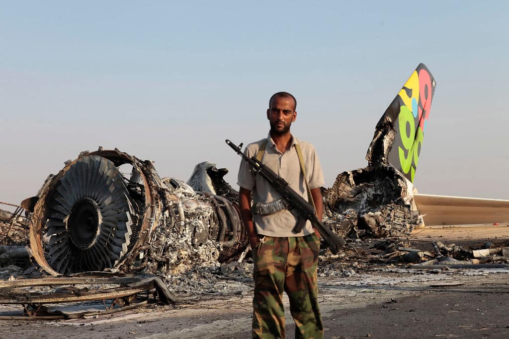 Libya'nın Başkenti Trablus'taki Havalimanı Vuruldu