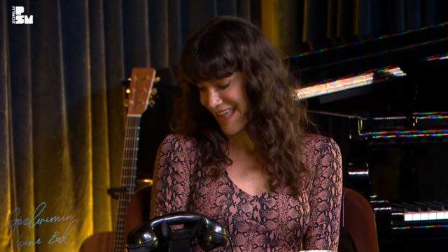 Güzel Oyuncu Estetik Sorusunu Göğüsleriyle Cevapladı!