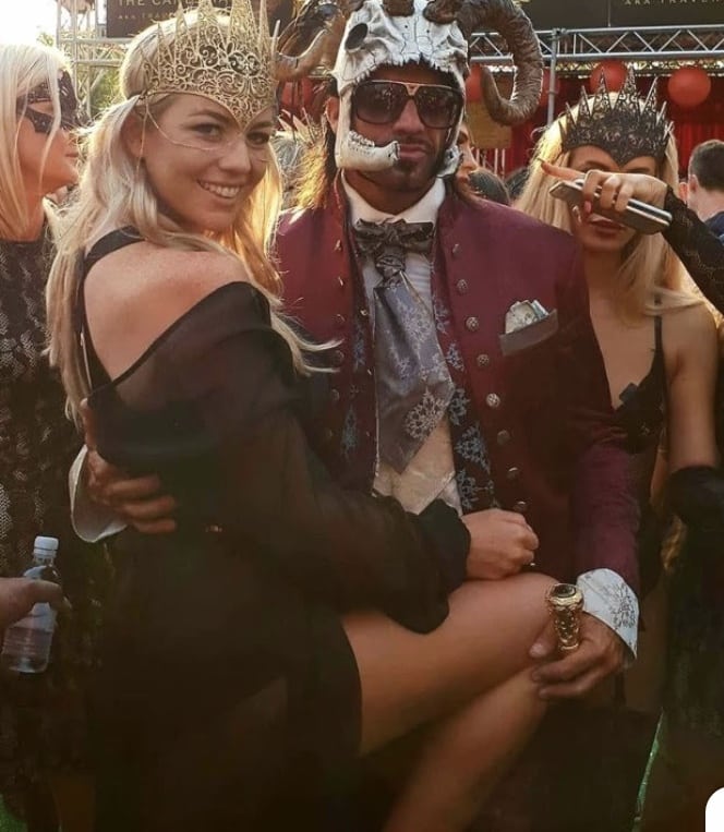 Instagram Fenomeni Playboy Çıplak Heykel Yaptırdı