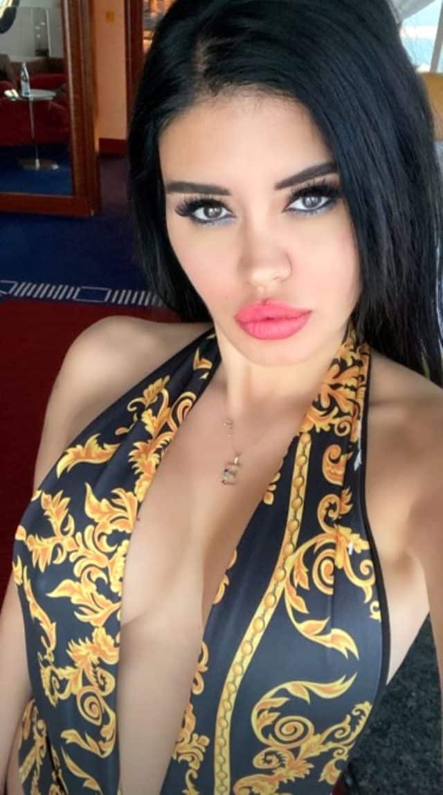 Ebru Polat İddialı Mayosuyla Poz Verdi!