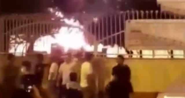 İran Halkı Koronavirüs Vakalarını Canlı Canlı Yakmak İstedi!