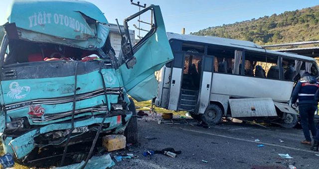 Son Dakika: Personel Servisi ve Kamyon Çarpıştı!