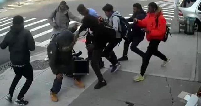 20 Genç 15 Yaşındaki Bir Kızı Öldüresiye Dövdü!