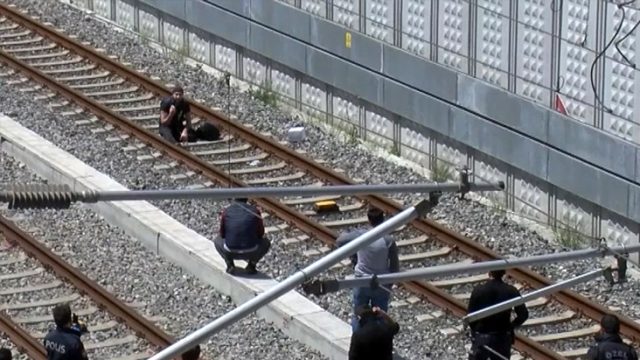 Şüpheli Şahıs Bomba İddiasıyla Marmaray Raylarına Oturdu!