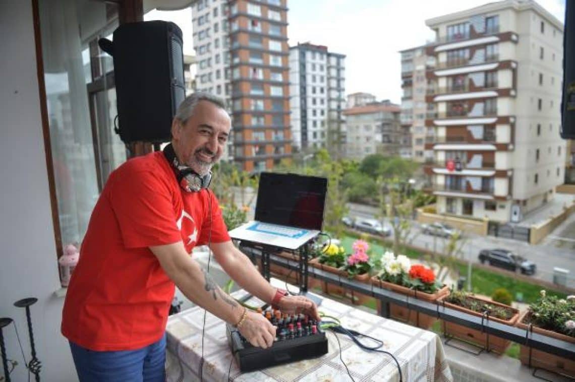 DJ Evinin Balkonundan 23 Nisan İçin Çaldı!