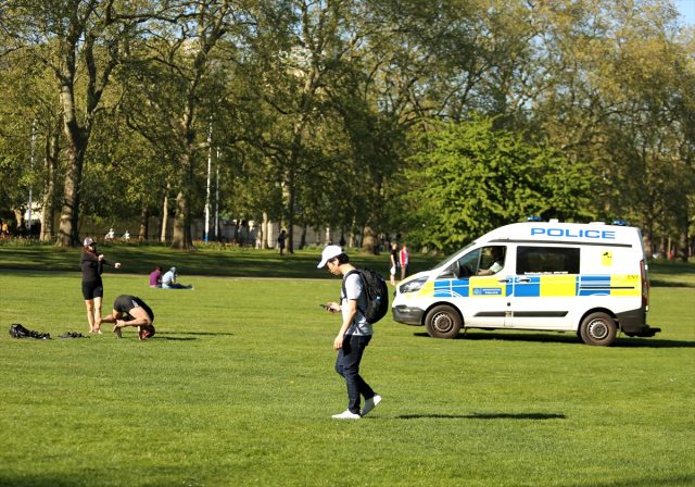 İngilizler Koronavirüsü Umursamadan Güneşli Havanın Tadını Çıkardı!
