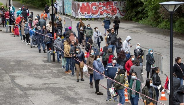 İsviçre'deki Yardım Paketleri İçin Metrelerce Kuyruk Oluştu