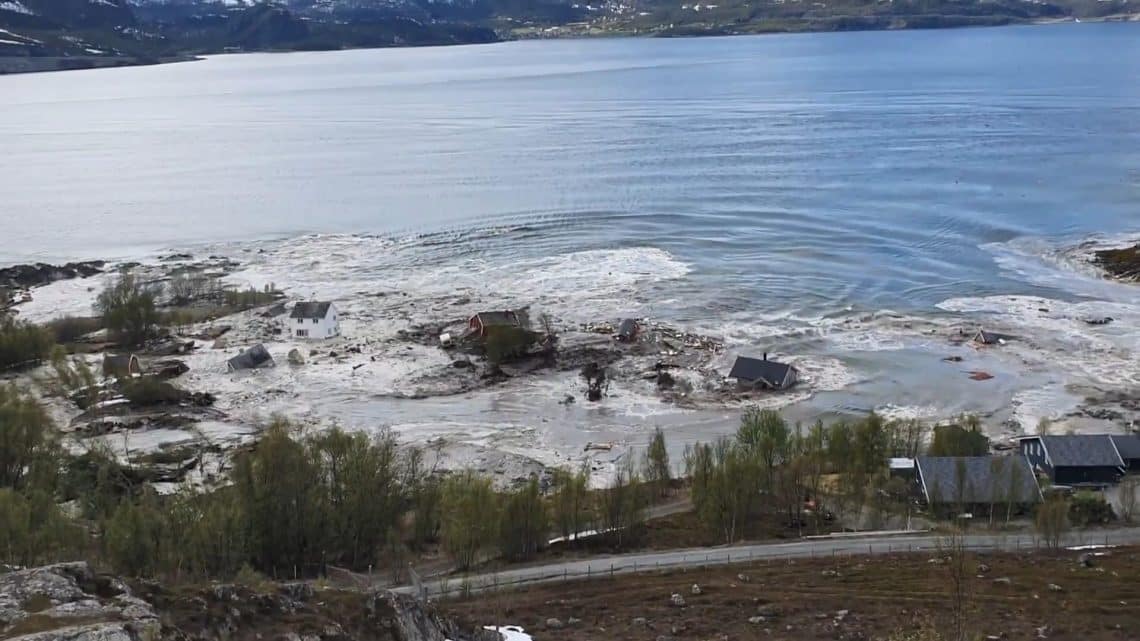 Norveç'te Toprak Kayması Sonucu Evler Suya Gömüldü