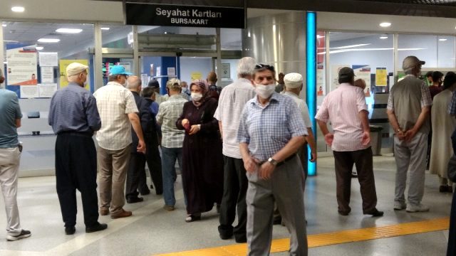 65 Yaş Üzeri Sokaklara Döküldü Sosyal Mesafe Unutuldu