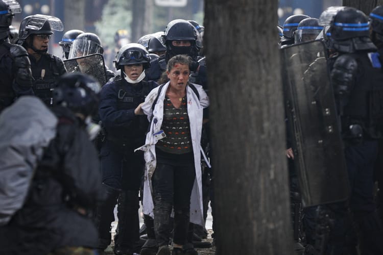 Sağlık Çalışanlarının Düzenlediği Gösteriye Polis Müdahalesi