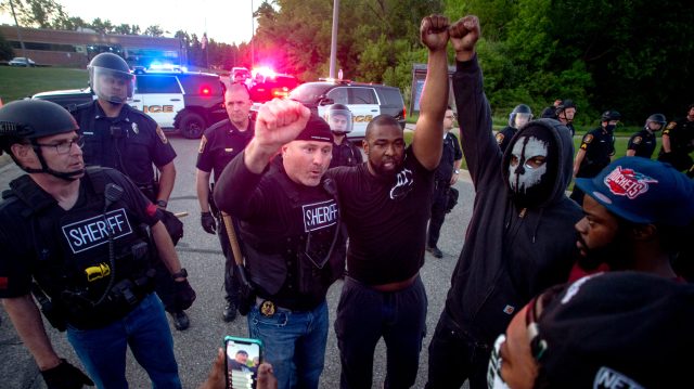 ABD Protestolarına Polisten Diz Çökmeli Destek
