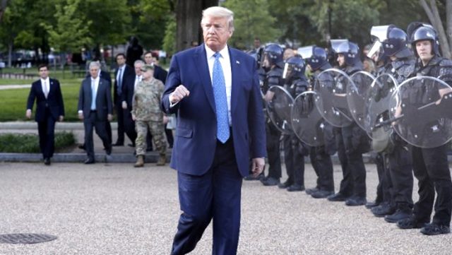 Trump Göstericilere Meydan Okuyarak Yürüyerek Beyaz Saray'dan Ayrıldı