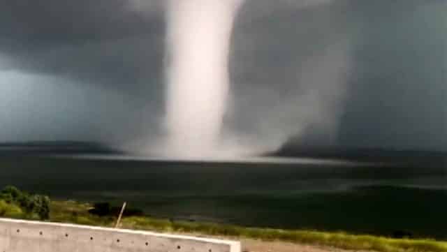 İstanbul'da Sağanak Yağışın Etkisiyle Hortum Görüldü