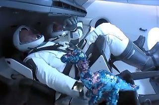 SpaceX Kapsülündeki Oyuncak Dinozor Ne Anlama Geliyor?