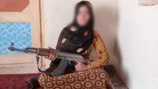 Genç Kız Ailesini Vuran Militanları Kalaşnikofla Öldürdü