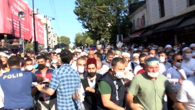 Ayasofya Camii Önünde Toplanan Vatandaşlara Bakan Koca'dan Uyarı