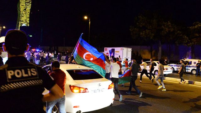 Azerbaycanlılar Askerlerine Destek İçin Sokağa Çıktı!
