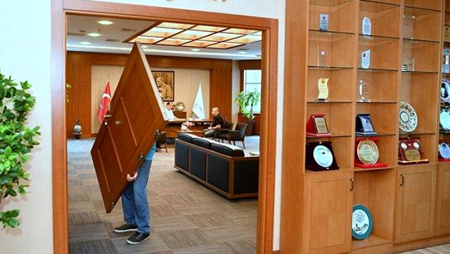 Beylikdüzü Belediye Başkanı Mehmet Murat Çalık Makam Odasının Kapısını Çıkarttırdı!