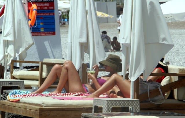 Sıcaklardan Kendini Plaja Atanlar Sosyal Mesafeyi Unuttu!