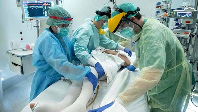 İngiltere Koronavirüs Sınırlamalarına Yeniden Başlıyor!