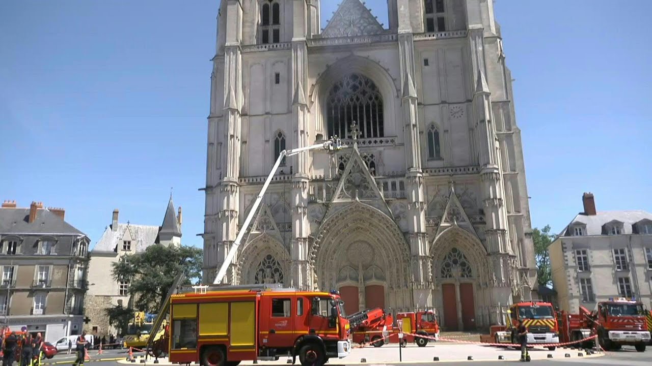 Fransa’daki Tarihi Katedralde Yangın Çıktı!
