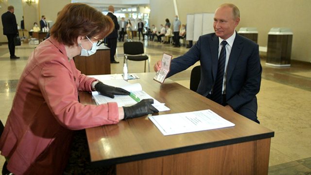 Putin Tekrar Görevde Kalmasına Hak Tanıyan Referandumda Oyunu Kullandı