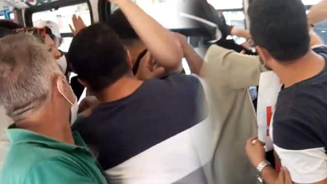 Metroda Kadınları Taciz Ettiği Öne Sürülen Kişiye Yolcular Saldırdı!
