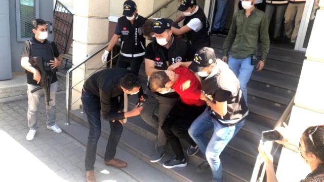 Çocuğunun yakılmasına göz yuman anne ve sevgilisi linç ediliyordu