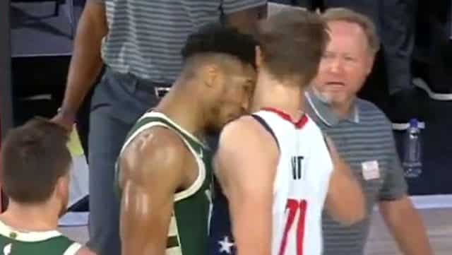 Yıldız Basketbolcu Sinirlenerek Rakip Oyuncuya Kafa Attı