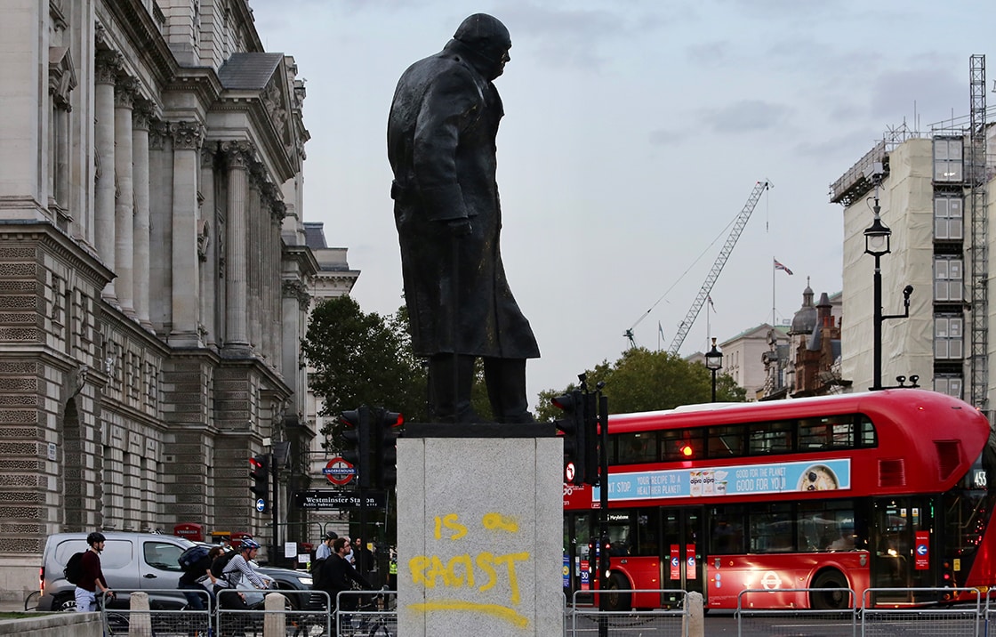 Churchill’in Heykeline Tekrar ‘Irkçı’ Yazıldı!