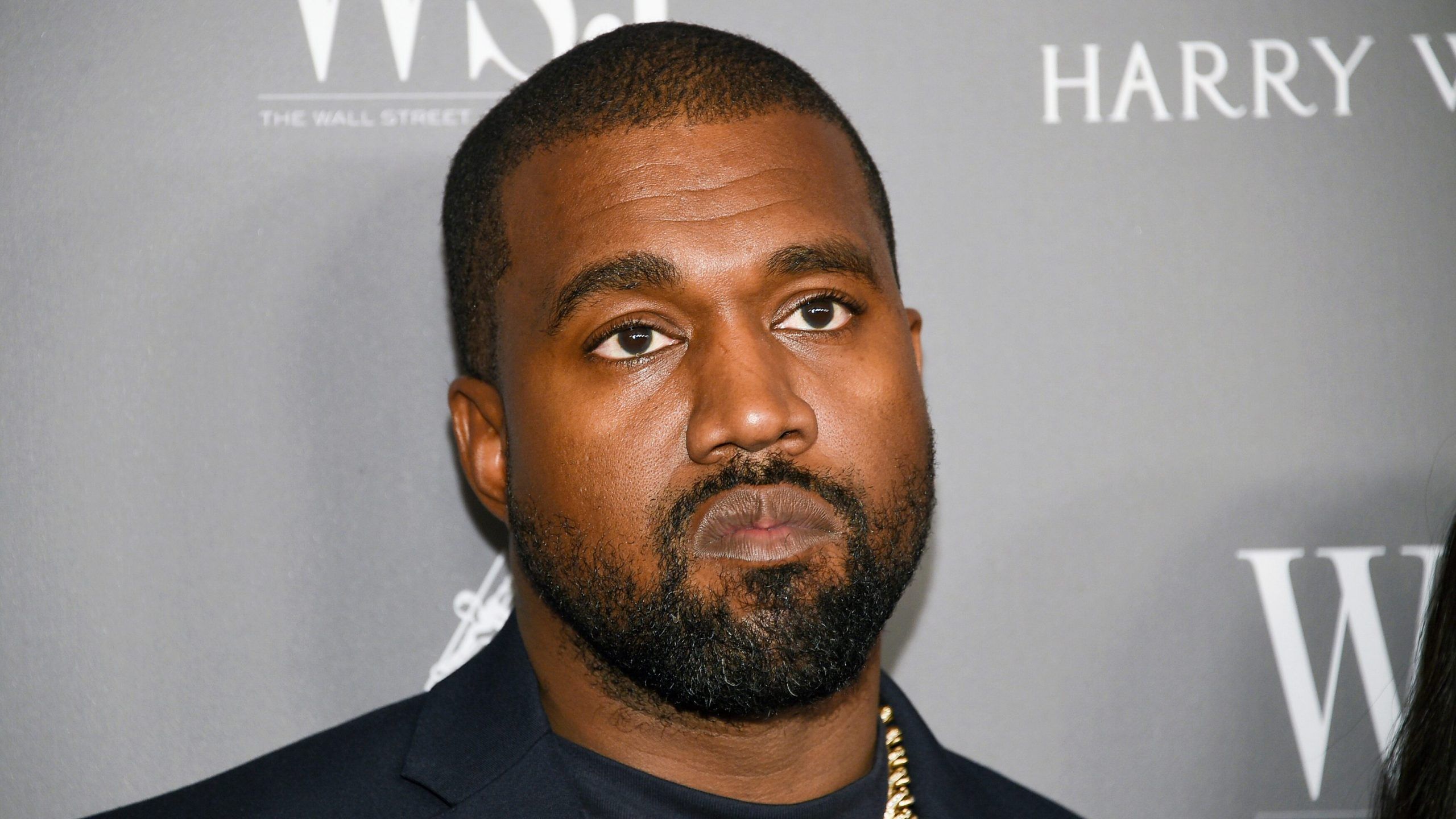 Rapçi Kanye West Grammy Ödülü'nün Üzerine Tuvaletini Yaptı!