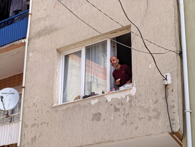 Evdeki Eşyaları Pencereden Fırlatıp Pencere Önünde Kahvaltı Yaptı