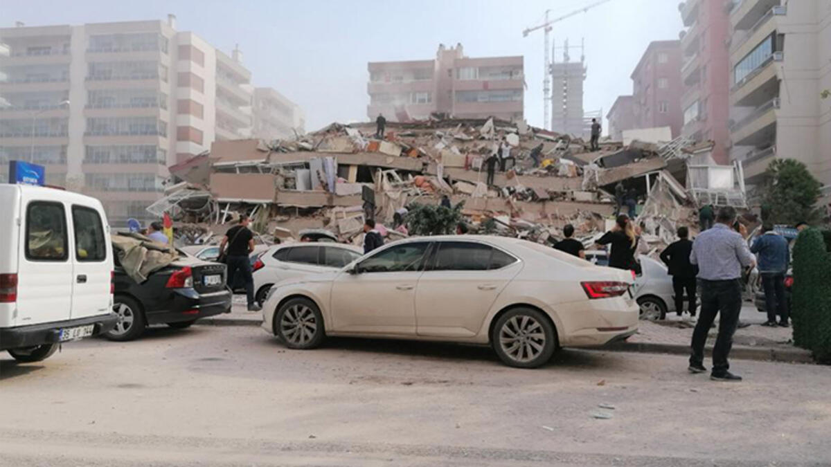 İzmir'de Gerçekleşen 6.6 Şiddetindeki Depremde Binalar Yıkıldı! 