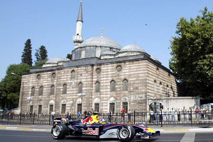 Formula 1 Araçları İstanbul Sokaklarında!