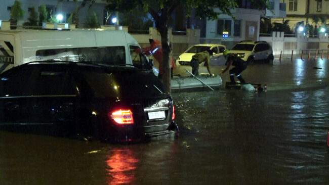 Antalya'da Şiddetli Yağış! Sürücüler Yollarda Mahsur Kaldı