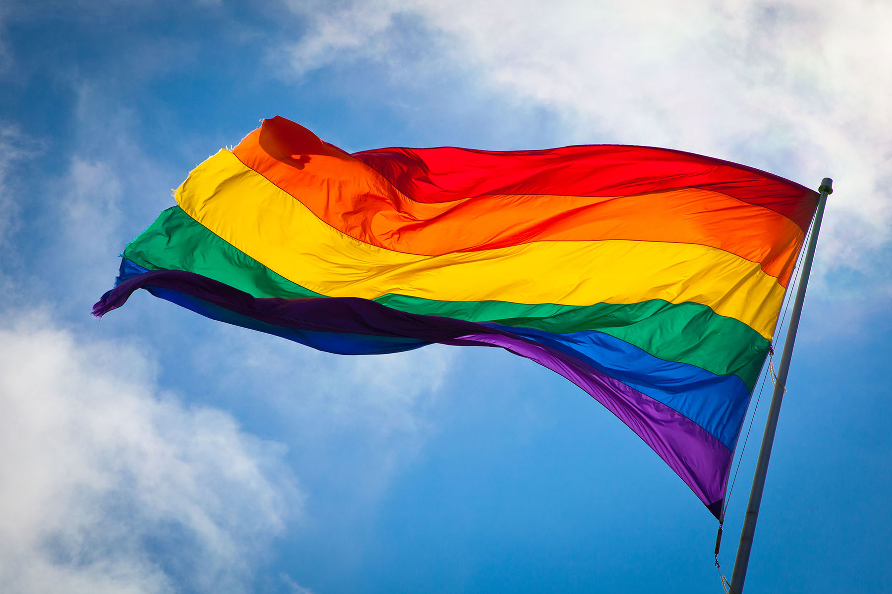 Gökkuşağı ve LGBT Temalı Ürünler +18 Uyarısıyla Satışa Sunulacak